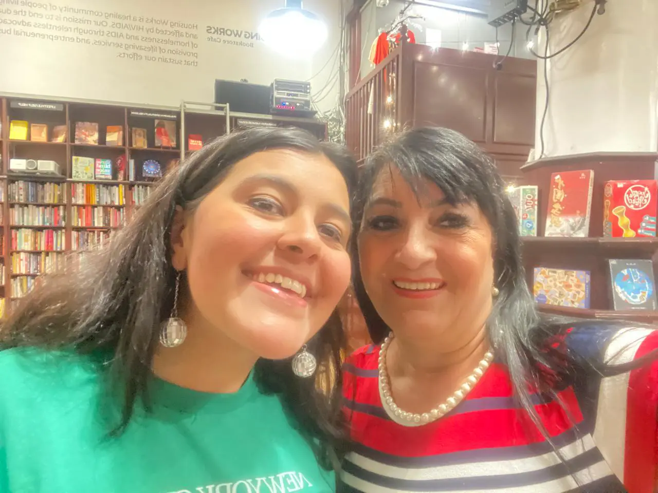 Nossa foto na Housing Works Bookstore - Foto Caroline Figueiredo