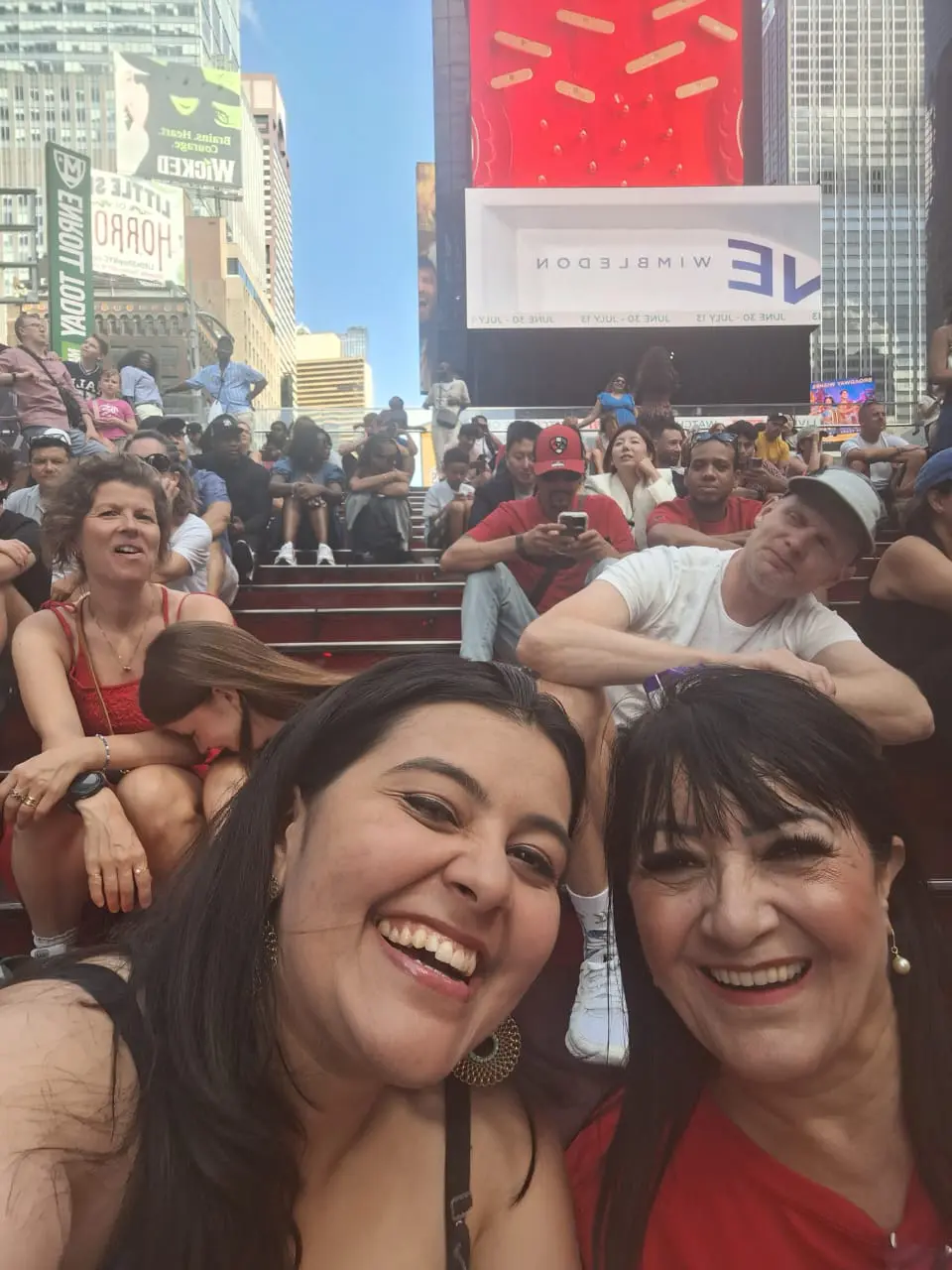 Nossa foto na escadaria vermelha, e com participação de outros colegas turistas - Foto Caroline Figueiredo