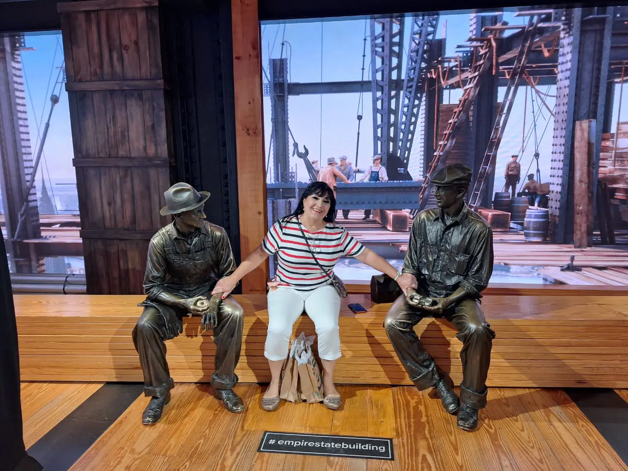 O museu homenageia os trabalhadores que ajudaram a construir o Empire State, com estátuas deles para tirarmos foto juntos - Foto: Caroline Figueiredo