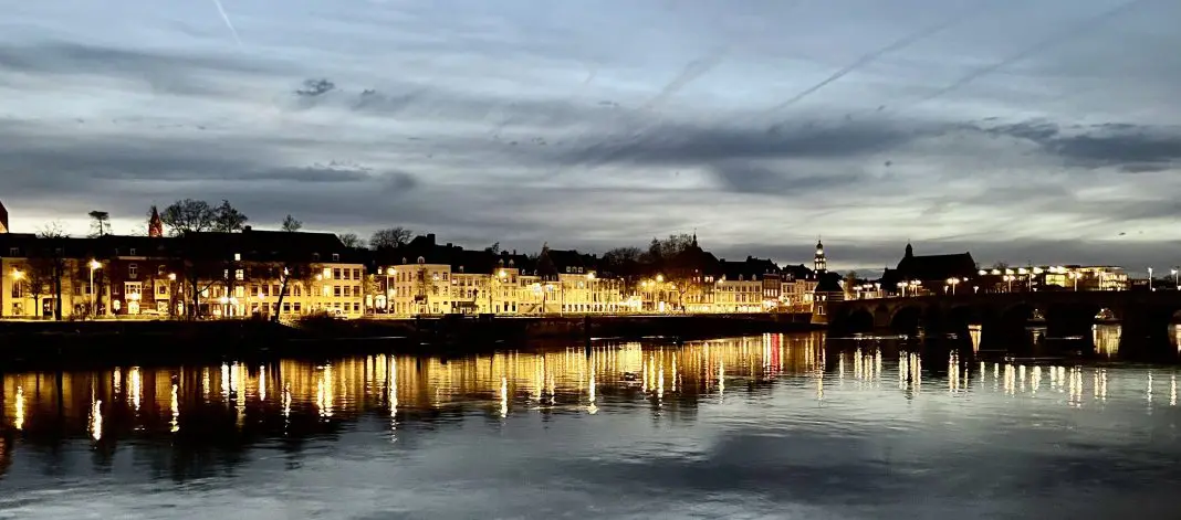 Vista noturna de Maastricht – o brilho da cidade refletido no rio Maas, lembrando paisagens francesas como Bordeaux. Crédito: Arquivo pessoal Waleska Schumacher