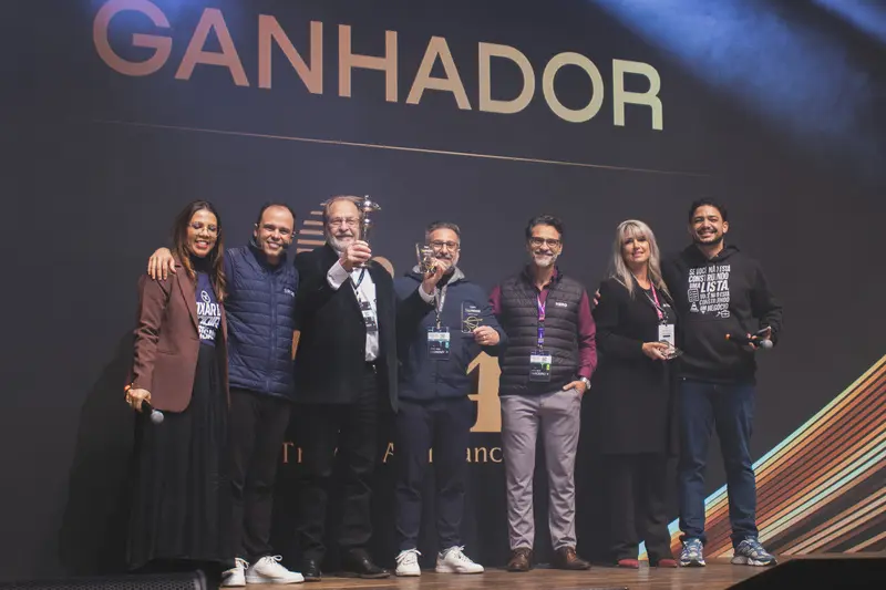 Finalistas do prêmio na categoria Seguradora de Viagem, com destaque para o representante da GTA em Curitiba, Celso Tesser, que prestigiou a cerimônia de premiação e recebeu o troféu vencedor - Foto: divulgação
