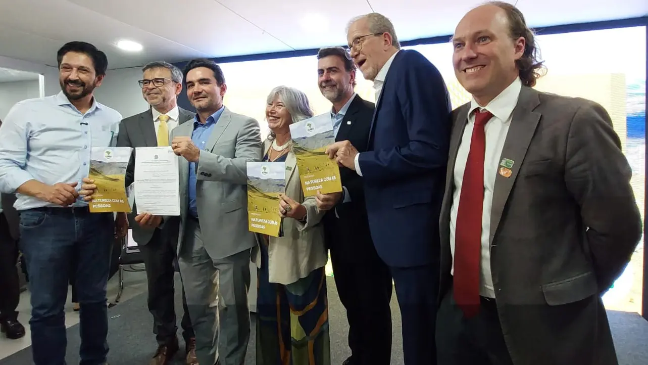 Autoridades celebram a assinatura do protocolo de intenções do Programa Natureza com Pessoas (Foto: Cibele Quirino)