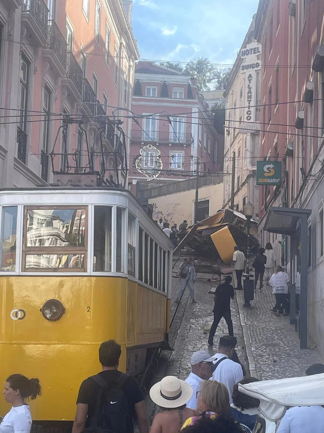 Elevador da Glória descarrila em Lisboa
