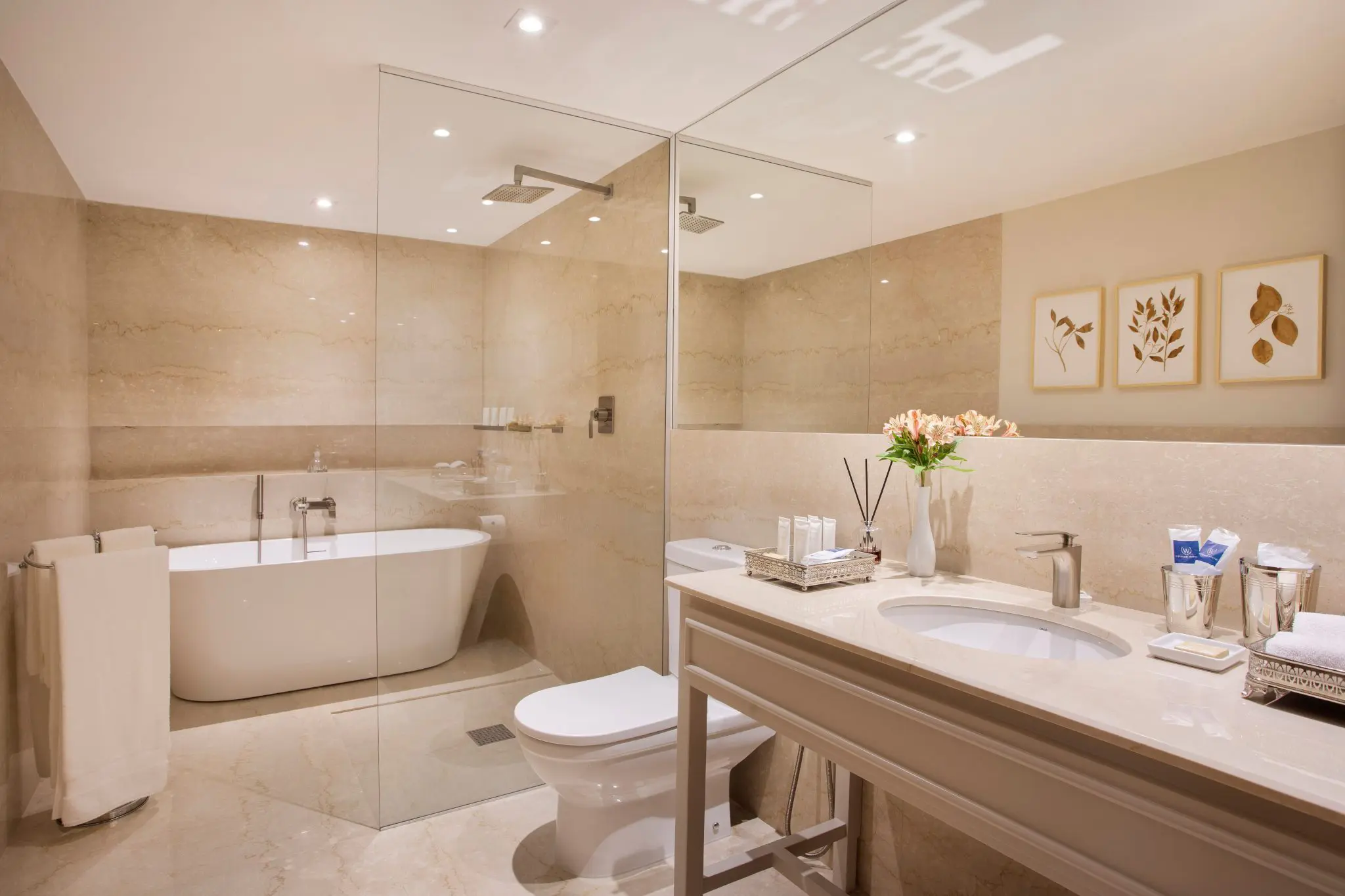 Banheiro da nova Suíte Presidencial do Windsor Plaza Brasília, com ducha, banheira e acabamentos de alto padrão — Crédito: Divulgação.