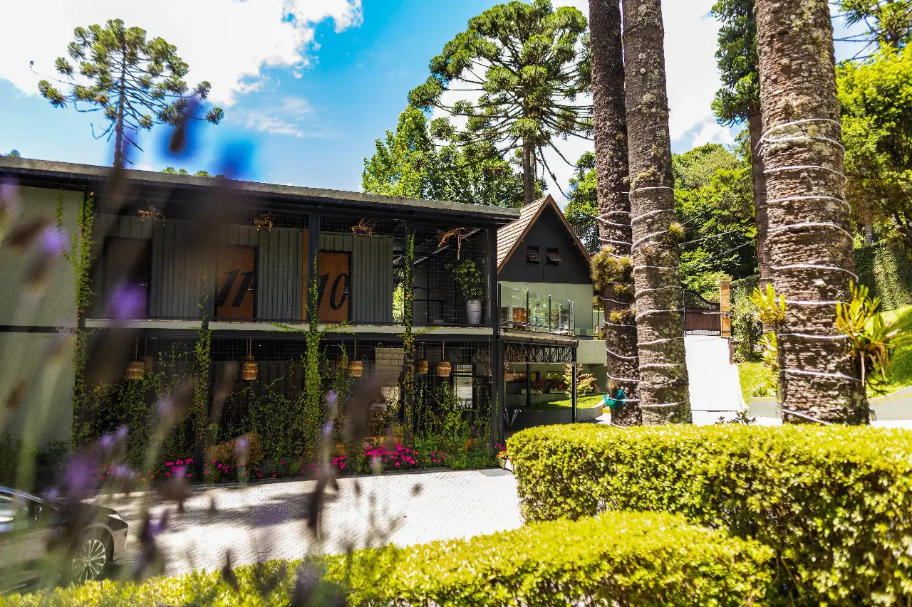 Hospedagem cercada pela natureza: o I Am Boutique Hotel oferece suítes aconchegantes, passeios de quadriciclo e piqueniques com produtos locais para uma estadia exclusiva - Foto: divulgação