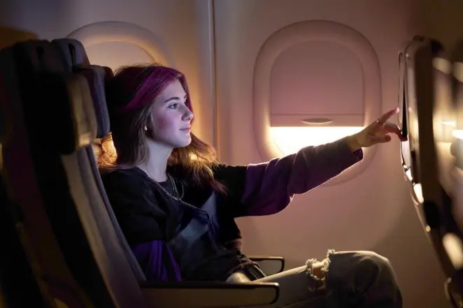 TAP adota tecnologia Bluetooth em voos longos, permitindo que passageiros usem fones sem fio e reforçando conforto e sustentabilidade a bordo - Foto: divulgação