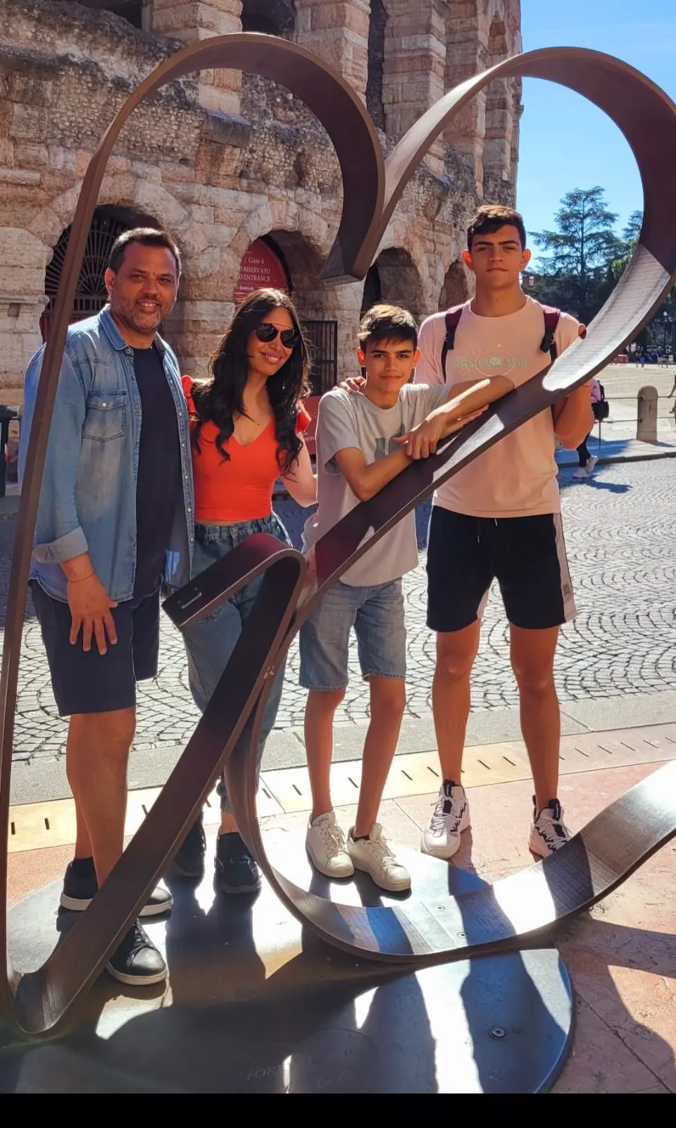 Gastón Burlon, ex-secretário de Turismo de Bariloche, com a companheira e os filhos - Foto: divulgação
