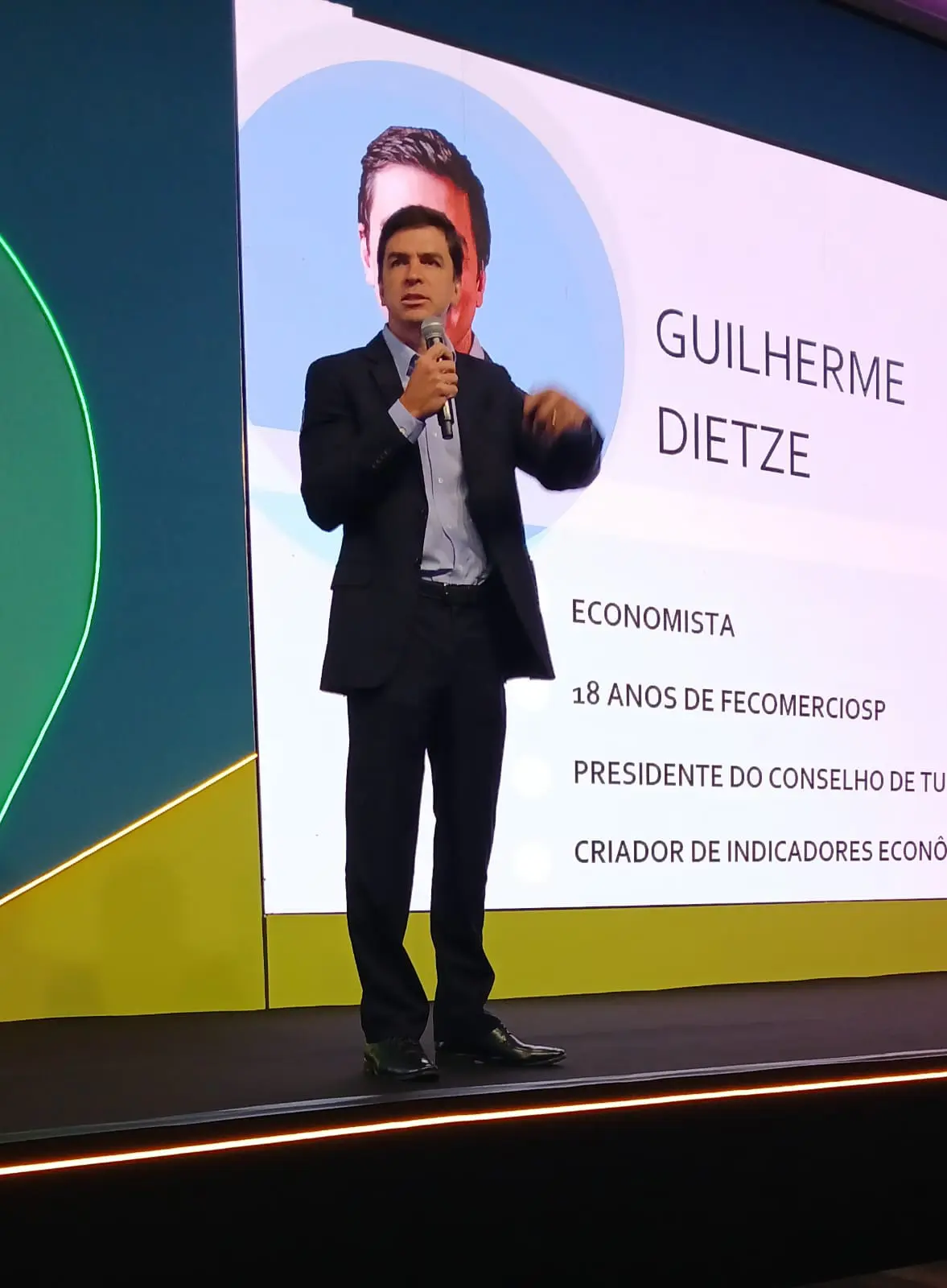 Guilherme Dietze, economista da Fecomercio São Paulo, durante a palestra “Perspectivas da Economia Brasileira”. Crédito: Paulo Atzingen