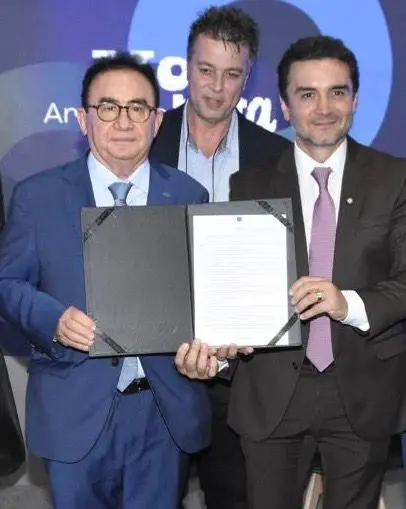 Manoel Linhares, presidente da ABIH Nacional, e Celso Sabino, ministro do Turismo, durante a assinatura das portarias que oficializam o check-in eletrônico e a diária de 24 horas na hotelaria brasileira - Foto: divulgação