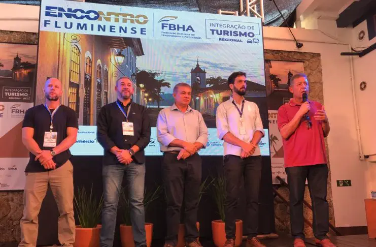 Na abertura da edição de Paraty do Encontro Fluminense da FBHA, estiveram presentes Gabriel Toledo, secretário adjunto de Turismo de Paraty; Fábio Gameleira, coordenador do Sebrae Rio na Costa Verde; Essiomar Gomes, secretário de Desenvolvimento Econômico de Angra dos Reis; Antonio Garcia Couto, gerente do Polo Sociocultural Sesc Paraty (Departamento Nacional do Sesc); e Alexandre Sampaio, presidente da FBHA – Foto: Paulo Atzingen / DT.