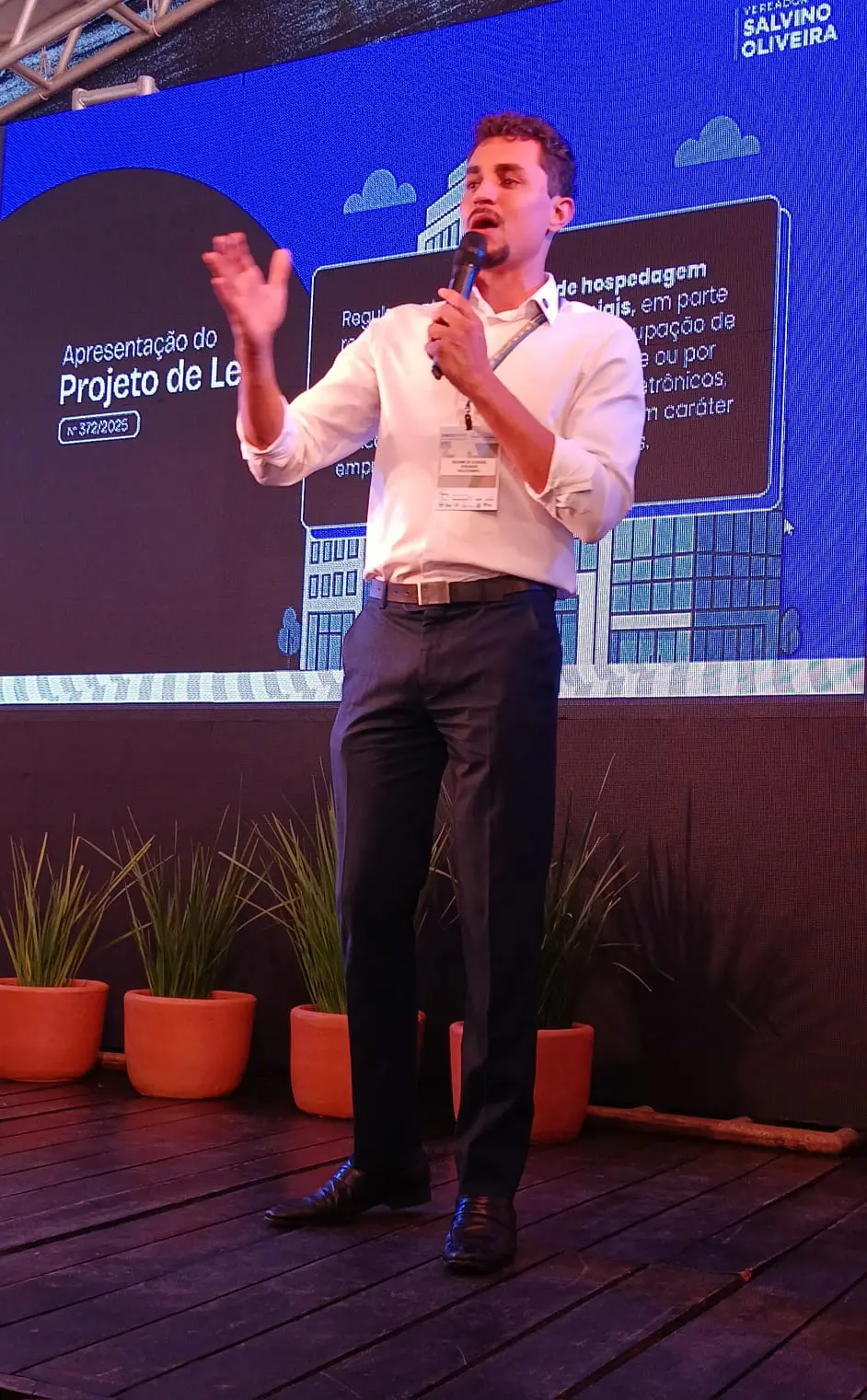 No palco em Paraty, Salvino Oliveira destacou os impactos do Airbnb e de outras plataformas no turismo e nas políticas públicas - Foto: Paulo Atzingen / DT