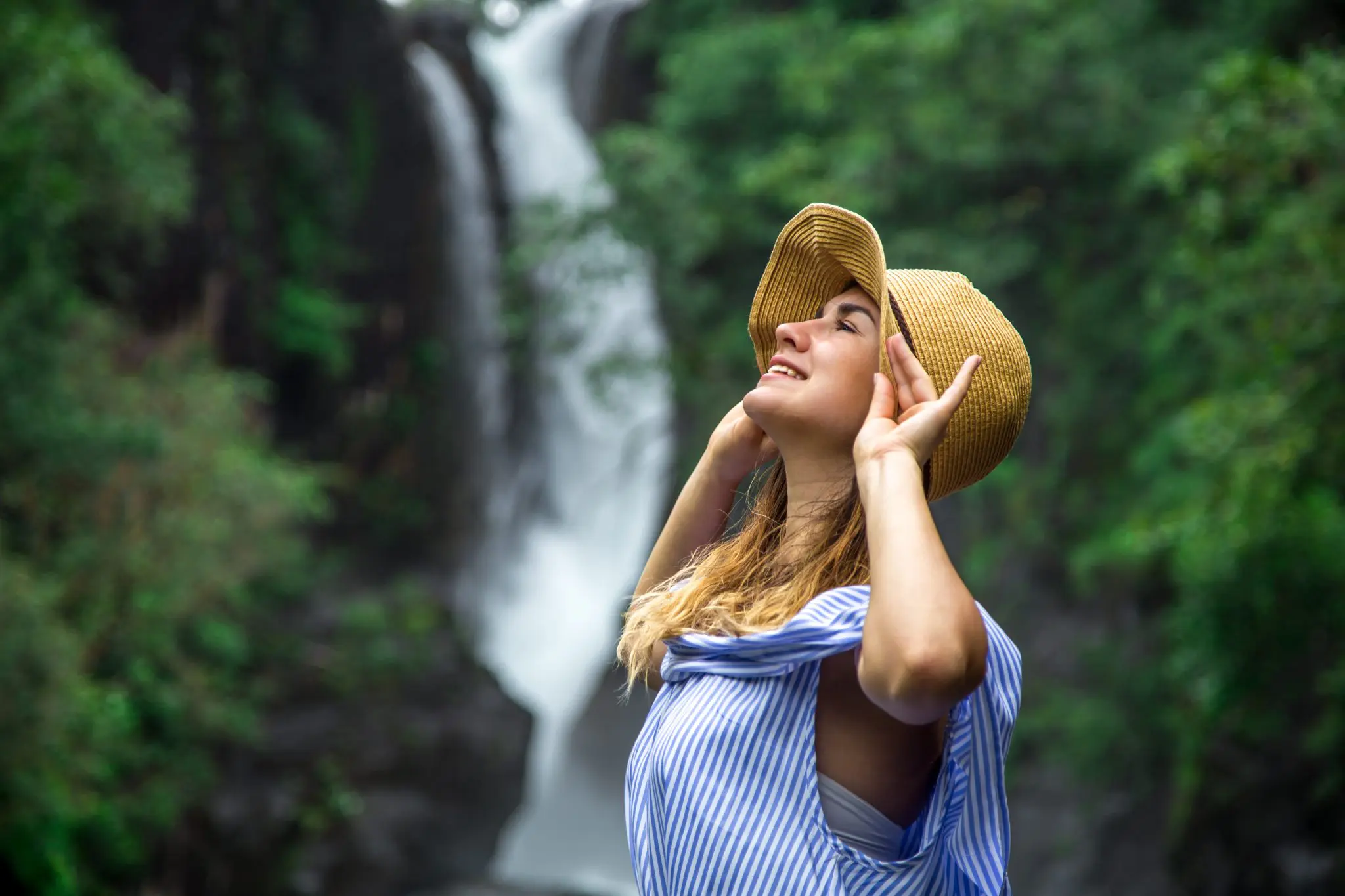Brasileiros cada vez mais inspirados pelo turismo nas redes sociais, com TikTok e Instagram influenciando escolhas de viagem. - Foto: Freepik