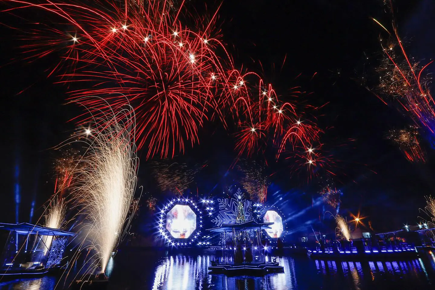 Decoração natalina e shows ao ar livre reforçam o clima mágico do Natal Luz em Gramado, atraindo turistas de todo o país. - (Crédito: Facebook / Natal Luz em Gramado) - Natal Luz em Gramado 2025