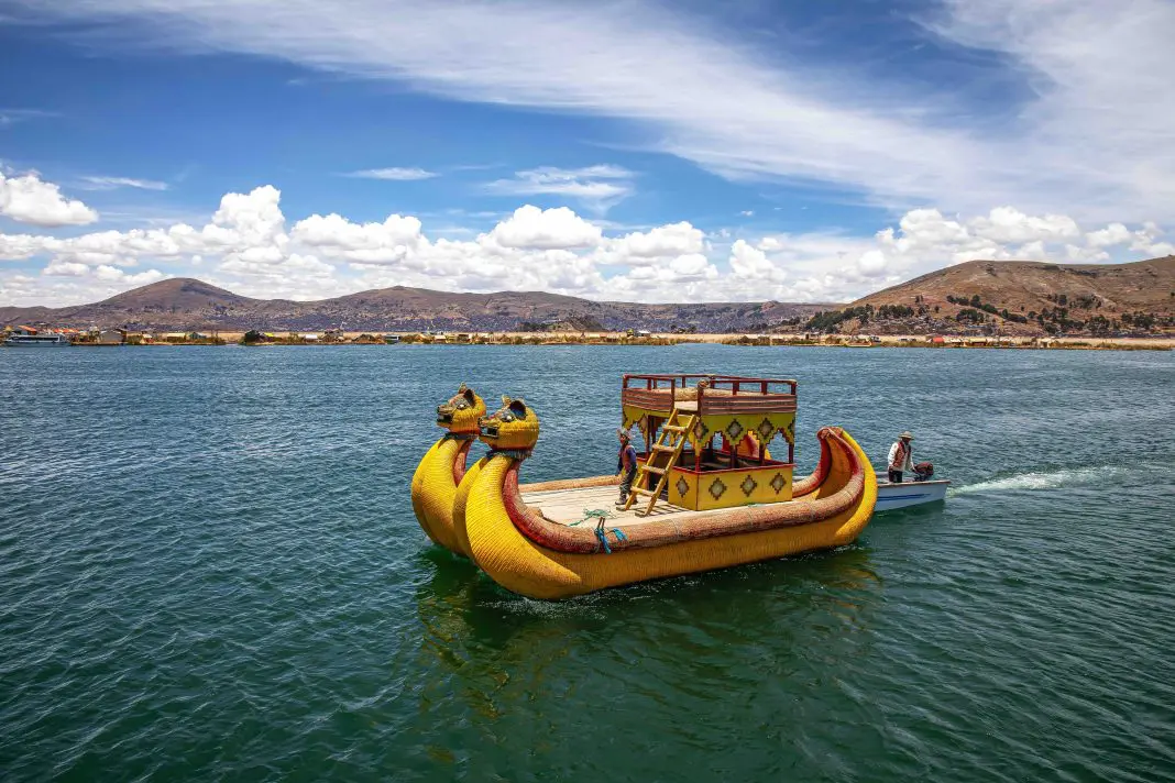Balsa de totora en la Islas de los Uros en el Lago Titicaca - Crédito: Karina Mendoza - PROMPERÚ - Peru Week