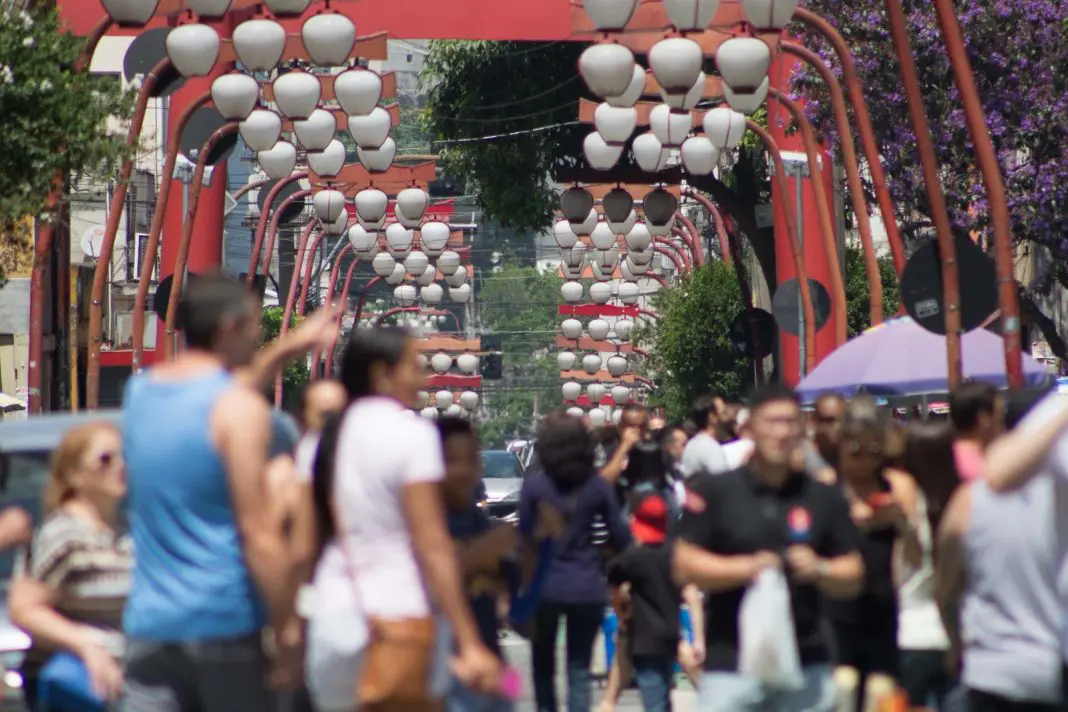 Liberdade um dos bairros mais icônicos de São Paulo, agora reconhecido entre os 25 melhores destinos do mundo pela Lonely Planet - Crédito: Rogério Cassimiro / MTur Destinos