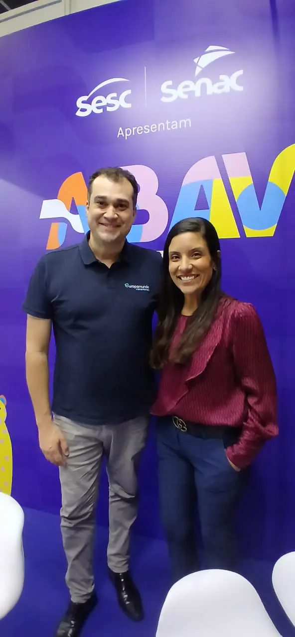 Clayton Araújo, gerente comercial da Europamundo, e Isadora Simões, executiva responsável pelo mercado Norte e Nordeste, durante a ABAV Expo 2025, no Rio de Janeiro - Foto: Paulo Atzingen