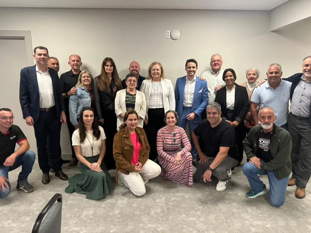 Nova diretoria eleita com o atual presidente do Destino Floripa & Região - Crédito: divulgação Destino Floripa & Região