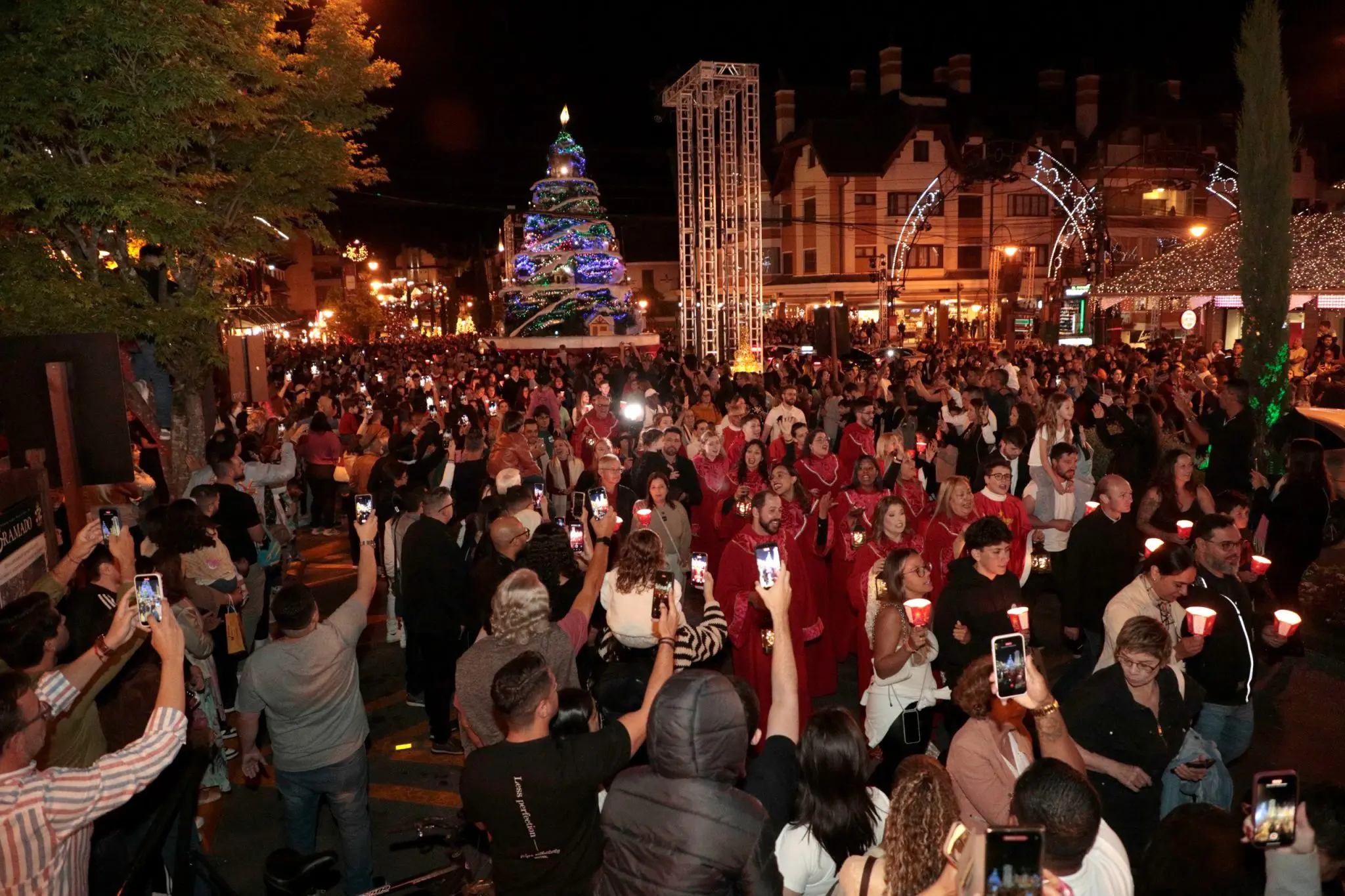 Público participa do tradicional Caminho de Luzes na abertura do 40° Natal Luz de Gramado, na Serra Gaúcha - Foto: Cleiton Thiele/Serra Press