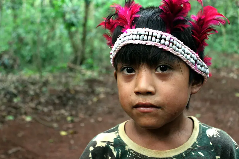 ava guarani - menino Desculpas ao povo avá-guarani