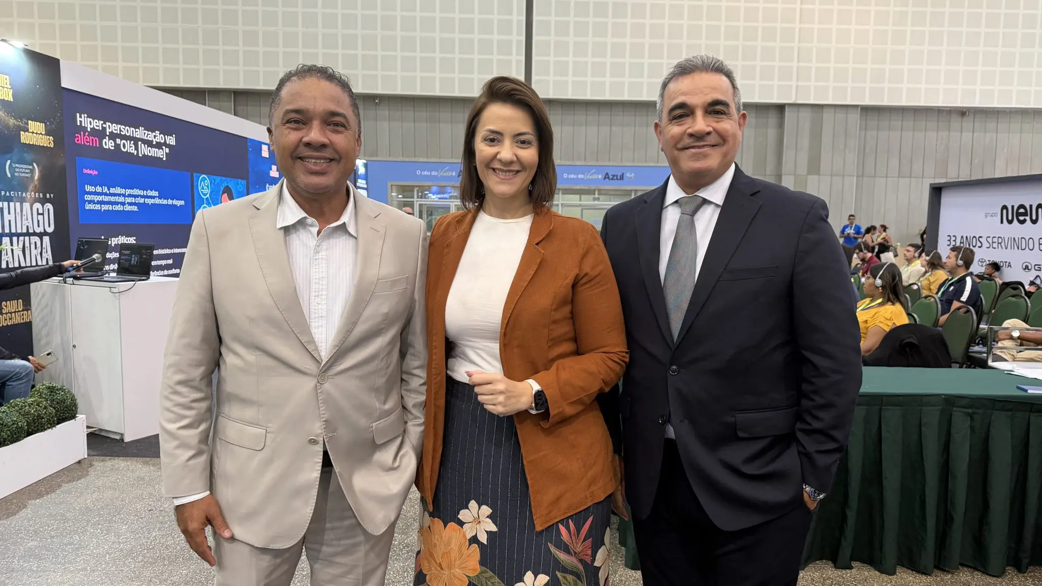 Claudio Junior e Breno Mesquita com Luana Nogueira, da ALAGEV; associação teve área de curadoria de conteúdo no evento - Foto: divulgação BTM