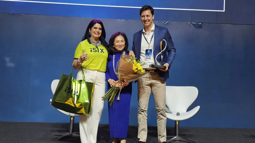 Chieko Aoki recebe o troféu Financial Innovators 2025 das mãos de Marcelo Marcíllio, vice-presidente da CMS Group Brasil, ao lado de Luciana Liviero e Mara Silva, durante o CMS Financial Innovation 2025 - Crédito: divulgação