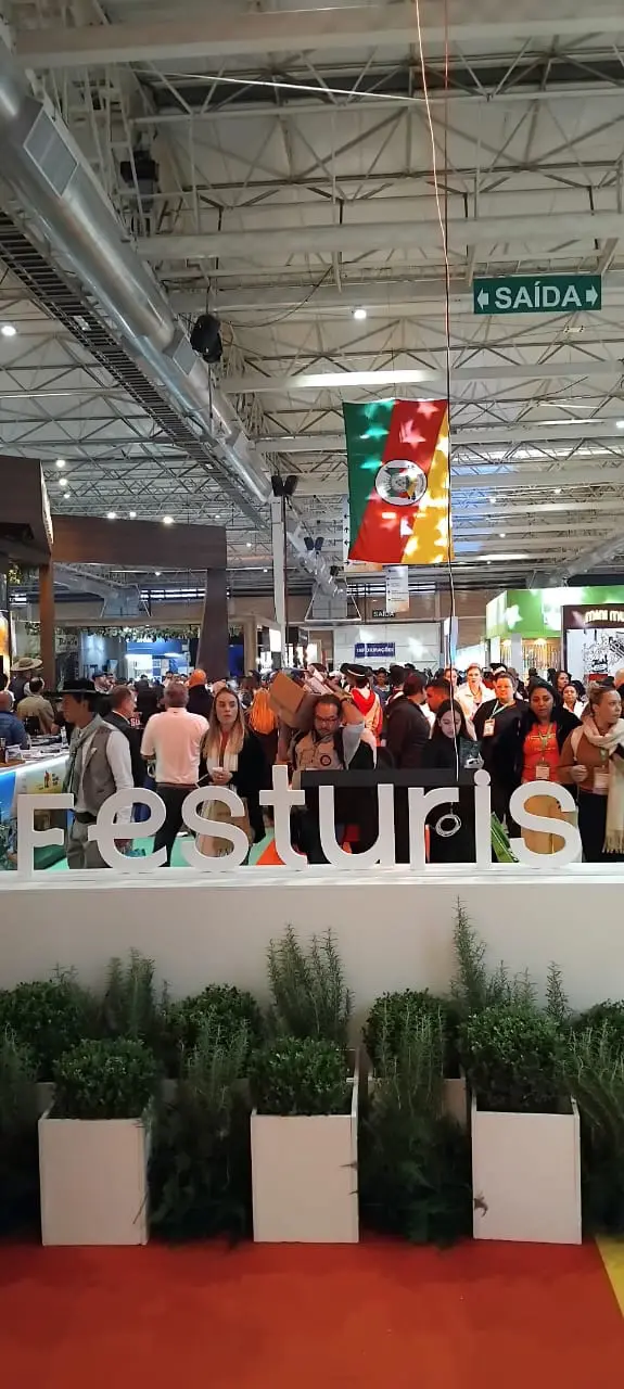Portal do Festuris 2025 dá boas-vindas aos visitantes em Gramado (RS), cenário da 37ª edição do maior evento de turismo da América Latina. (Crédito: DT)