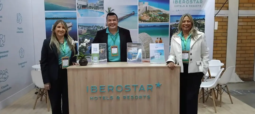 No estande da Iberostar no Festuris 2025, em Gramado (RS): Jamila Garavito, gerente executiva MICE Brasil; Luan Barbosa, gerente de contas; e Helena Costa, gerente de vendas Brasil. (Crédito: DT)