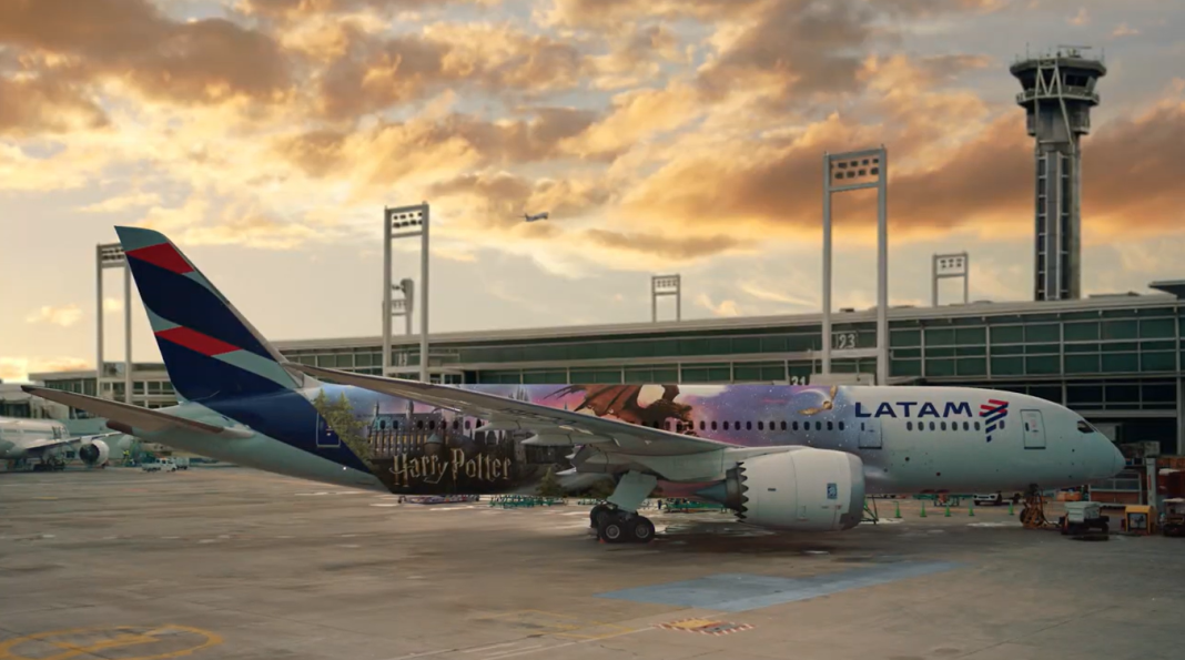 A LATAM apresenta aeronaves personalizadas com o universo de Harry Potter — (Divulgação LATAM/Warner Bros. Discovery)