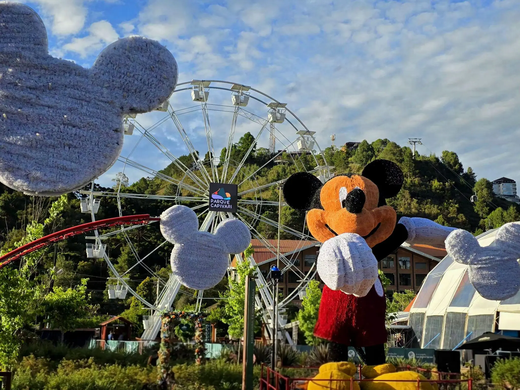 Mickey iluminado é o maior da América Latina com 7 metros de altura - Crédito: Brenda Ferreira