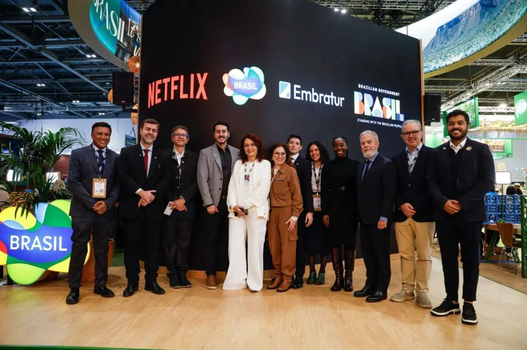 Marcelo Freixo e representantes da Netflix durante o lançamento do guia de turismo audiovisual brasileiro na WTM Londres — Crédito: Márcio Menasce/Embratur