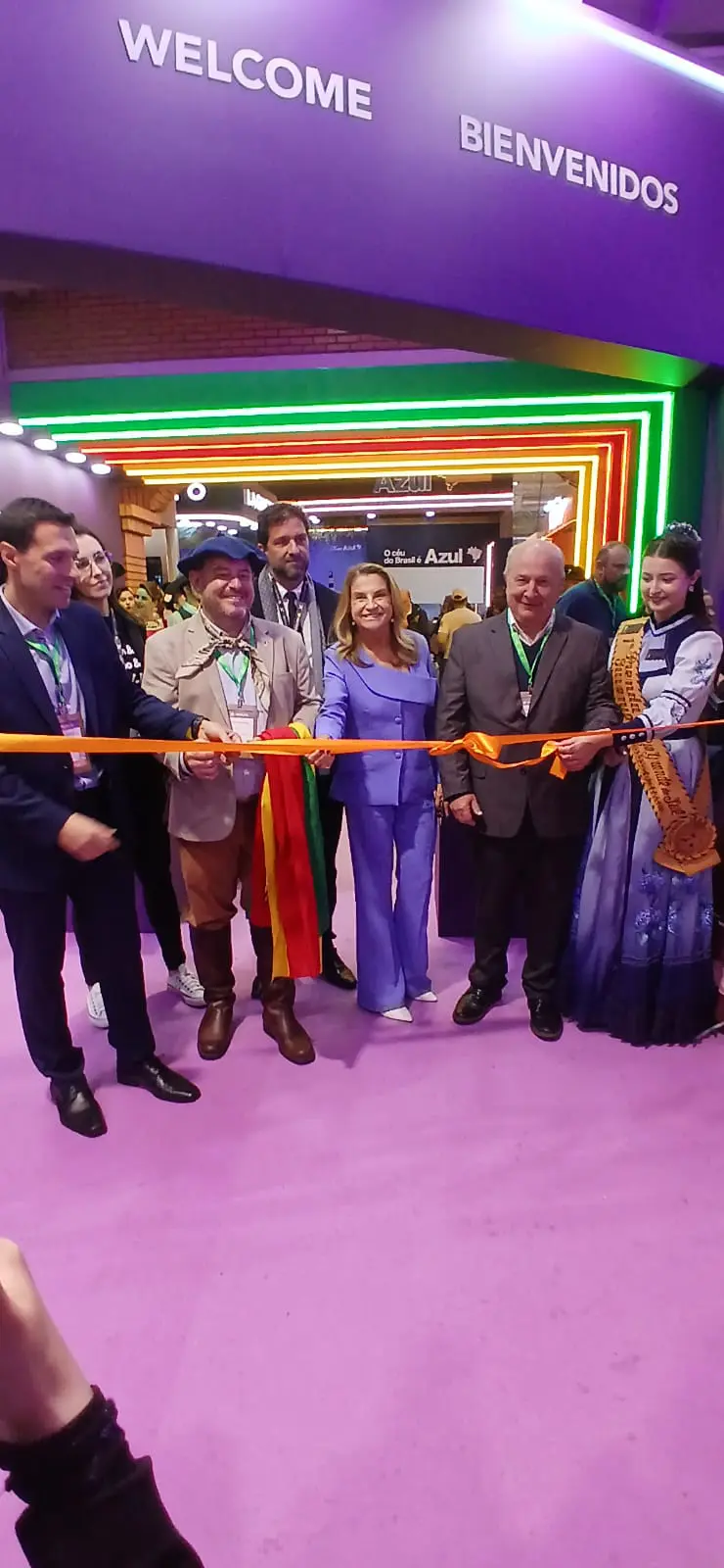 Com o corte da fita, o Festuris 2025 é oficialmente aberto no Palácio dos Festivais, em Gramado (RS), marcando o início de dois dias de intensas conexões e negócios no turismo. (Crédito: DT)