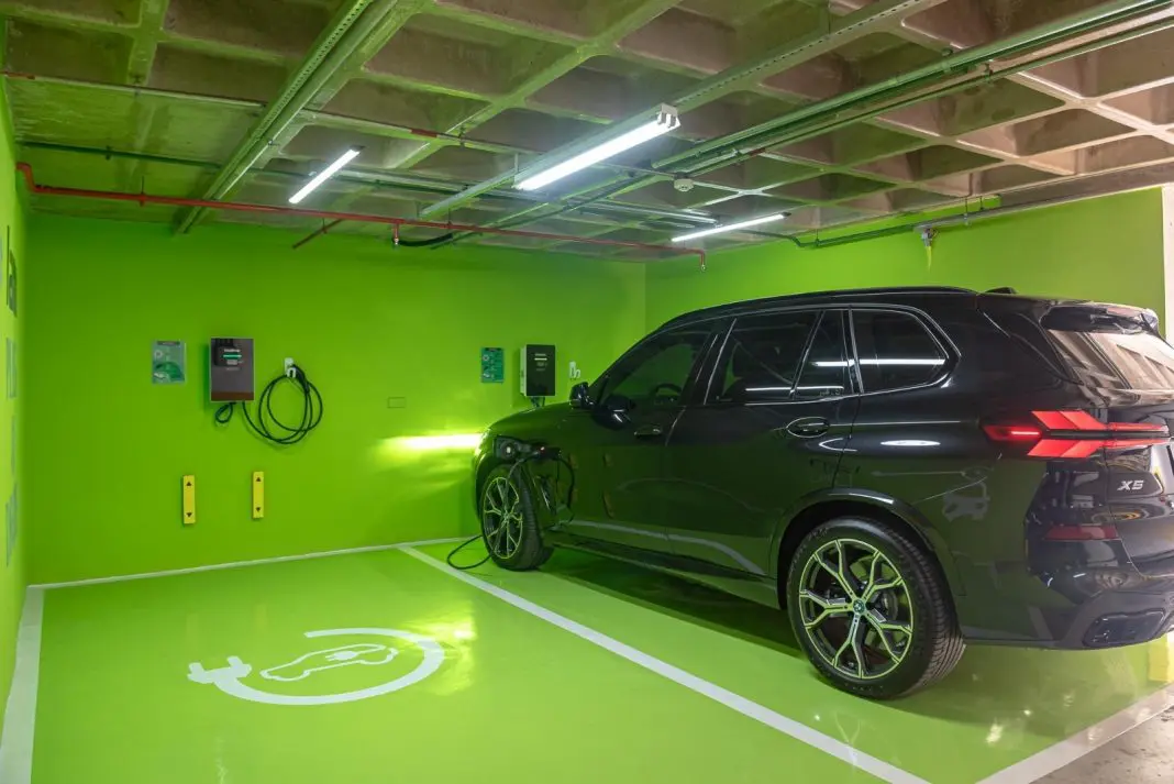 Hotéis brasileiros ampliam a oferta de estações de recarga para veículos elétricos, reforçando o compromisso com a mobilidade sustentável - Crédito: divulgação