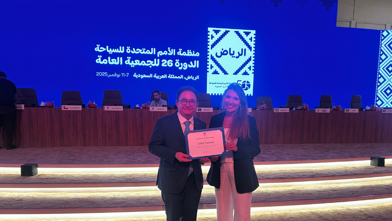 Manoel Linhares, presidente da ABIH Nacional, e Ana Carla Lopes, secretária-executiva do Ministério do Turismo, durante cerimônia de reconhecimento da ABIH como membro afiliado da ONU Turismo, em Riade, na Arábia Saudita - Crédito: Livia Nascimento / MTur