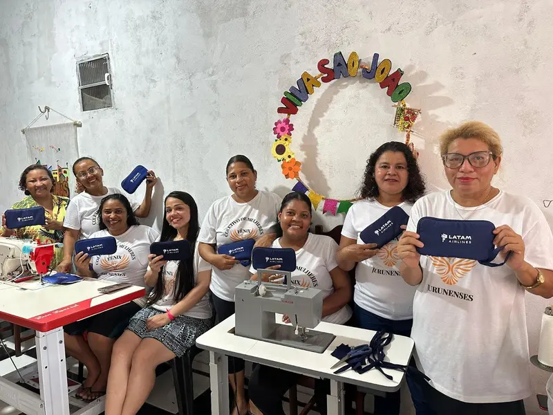 Costureiras do Instituto Fênix de Belém (PA) com brindes transformados a partir de uniformes antigos da companhia (Crédito: Divulgação LATAM)