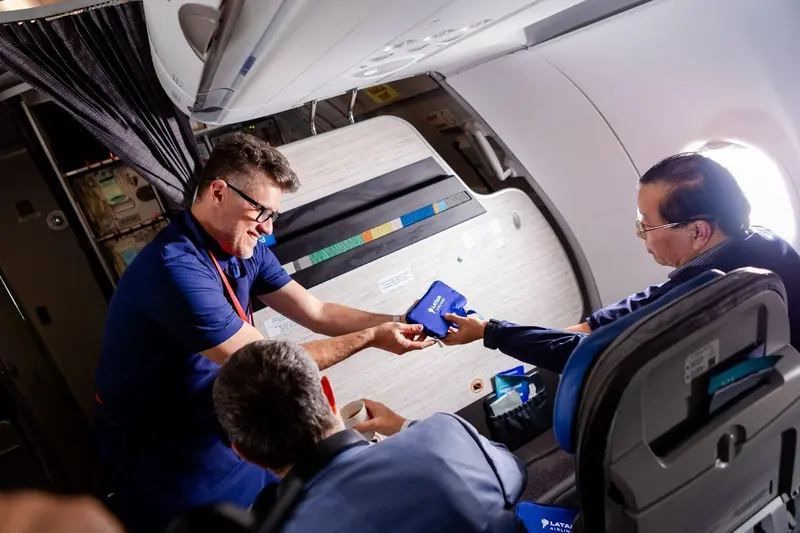Material reaproveitado já deu origem, entre outros itens, a 200 bolsinhas porta cabos, distribuídas aos passageiros de voo na rota Guarulhos-Belém. (Crédito: Divulgação LATAM)