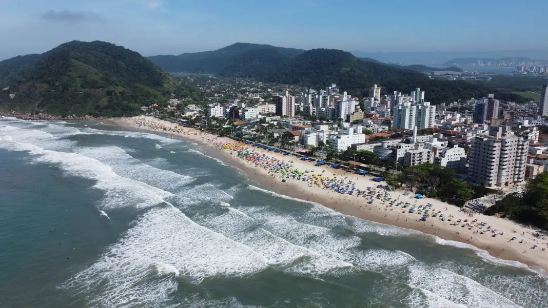 Vista de Guarujá, no litoral paulista, cidade que aprovou a Taxa de Preservação Ambiental para entrada de veículos. - Crédito: Prefeitura de Guarujá