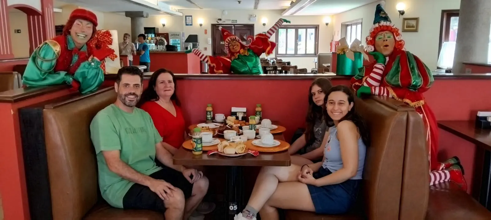 Família participa do Café da Manhã temático ao lado dos personagens do espetáculo Natal Mágiko. - Crédito: divulgação