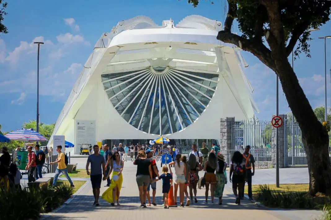 Turistas internacionais circulam por pontos icônicos do Rio de Janeiro, refletindo o crescimento histórico da visitação estrangeira ao estado em 2025. - Crédito: divulgação Ascom - SeturRJ