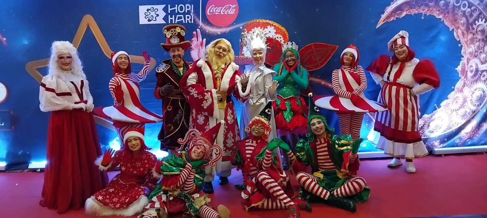 Integrantes do elenco do Natal Mágiko durante apresentação na temporada de Natal. - Crédito: divulgação
