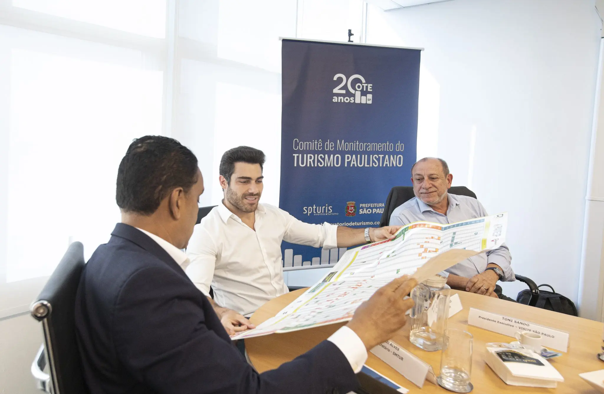 O presidente da SPTuris, Gustavo Pires (ao centro), com representantes do Comitê - Foto: Jose Cordeiro/SPTuris