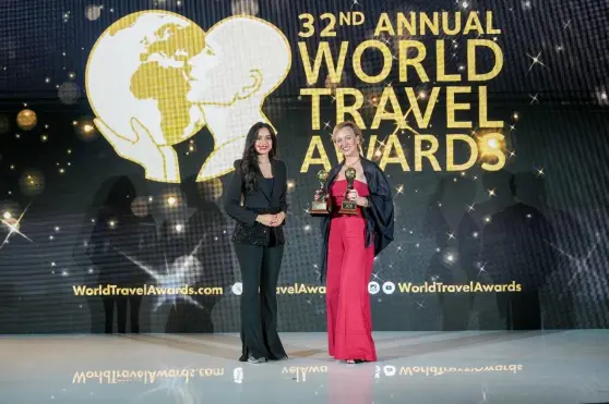 Justyna Valente, Head de Marketing & Branding da TAP, recebe os prêmios durante a cerimônia mundial no Bahrein. - Crédito: divulgação