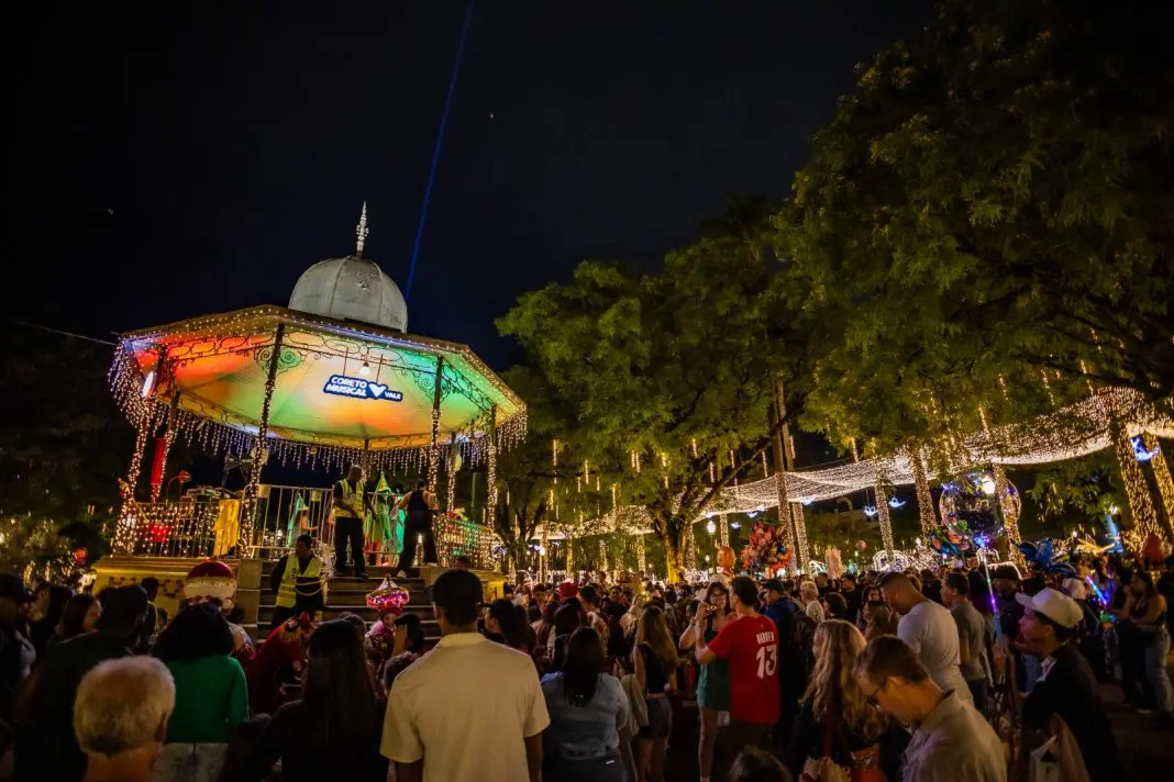 Visitantes aproveitam a atmosfera iluminada e musical do Natal da Mineiridade na Praça da Liberdade. Foto: Divulgação.