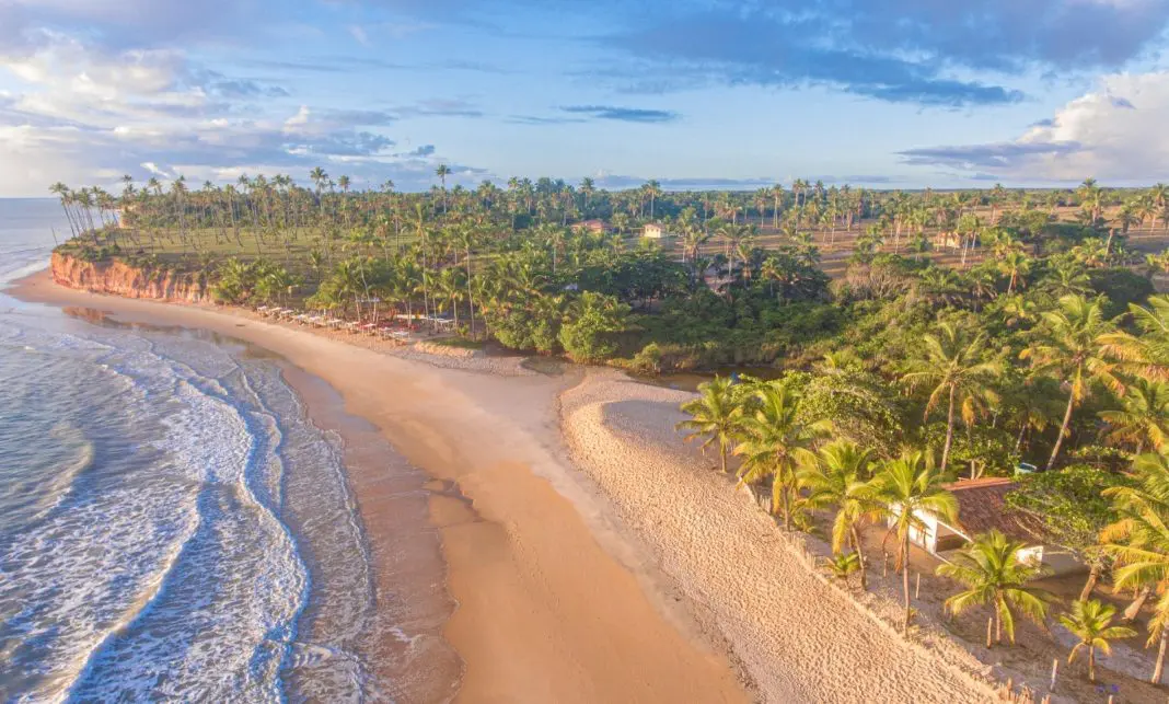 Vista aérea de Prado revela o litoral extenso e as praias tranquilas que atraem viajantes LGBTQIA+ — crédito: Divulgação Komunic Assessoria