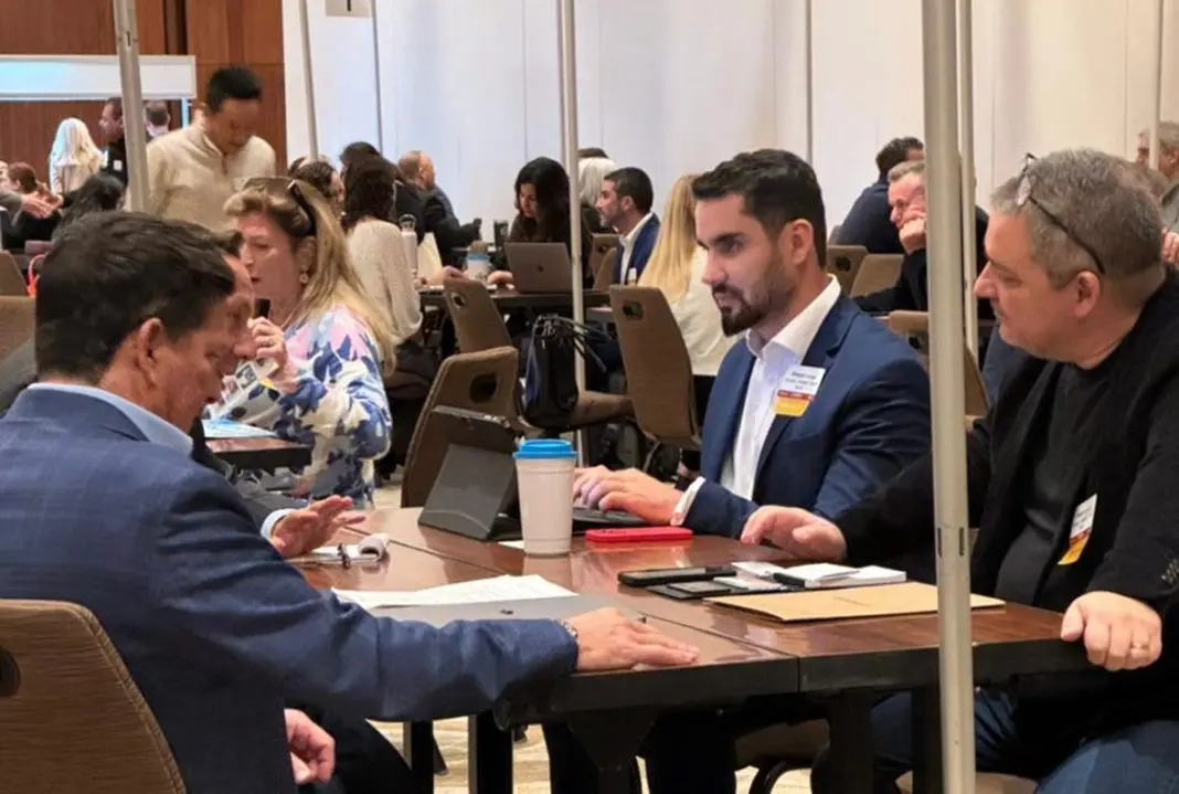Coordenador Alisson Andrade durante encontro da USTOA, nos Estados Unidos. Crédito: Divulgação Embratur.