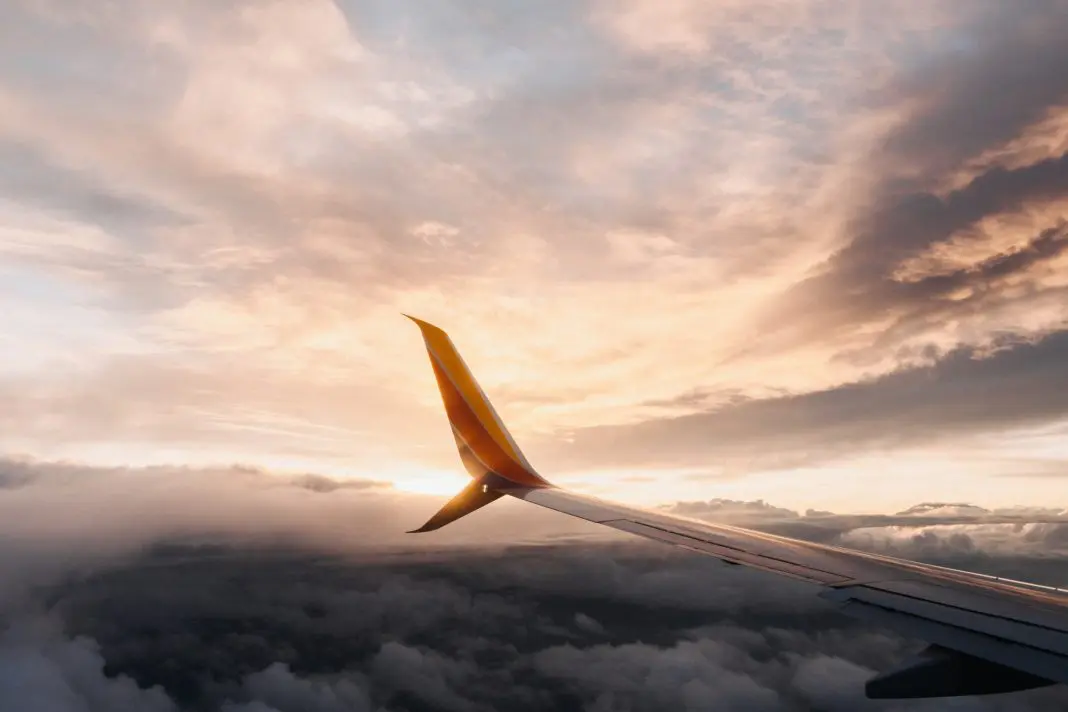 Aumento da turbulência em voos comerciais reforça investimentos da aviação em tecnologia, inteligência artificial e novos sistemas de previsão para garantir mais segurança e conforto aos passageiros - Crédito: Freepik