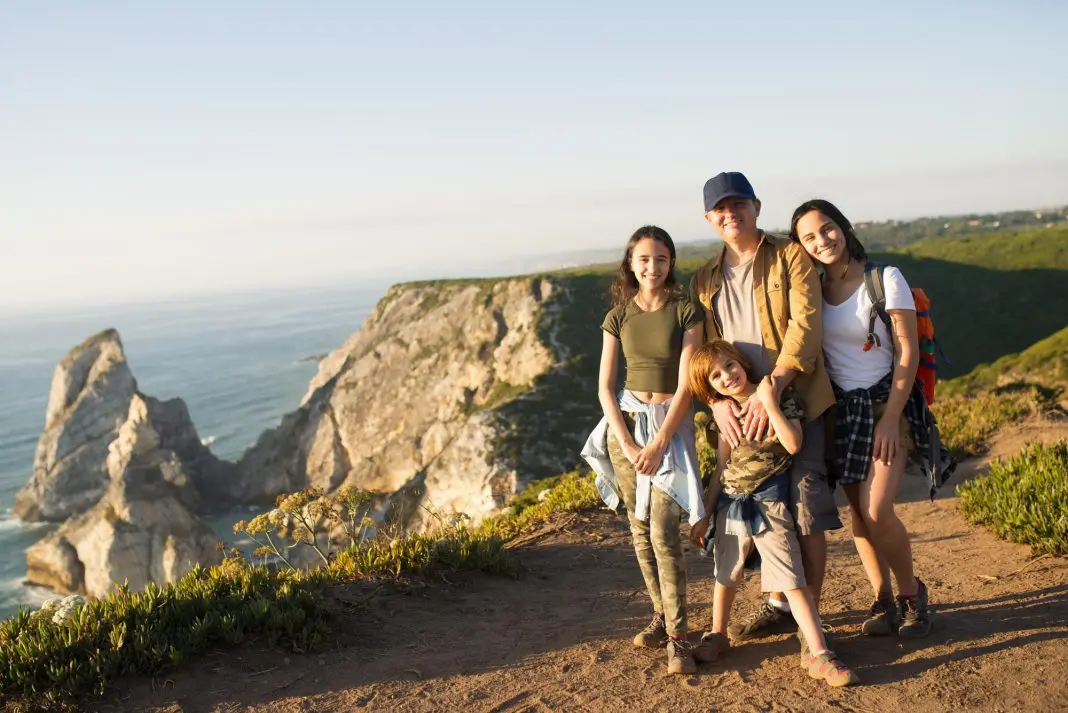 21367 Vai viajar com crianças ou adolescentes? Confira quais documentos são exigidos para viagens nacionais e evite problemas no embarque - Crédito: Freepik