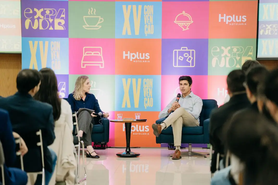 Abertura da 15ª Convenção Anual da Hplus Hotelaria, conduzida por Paula Faure, em painel ao lado de Pedro Cypriano, fundador da Noctua Advisory.- Crédito: divulgação