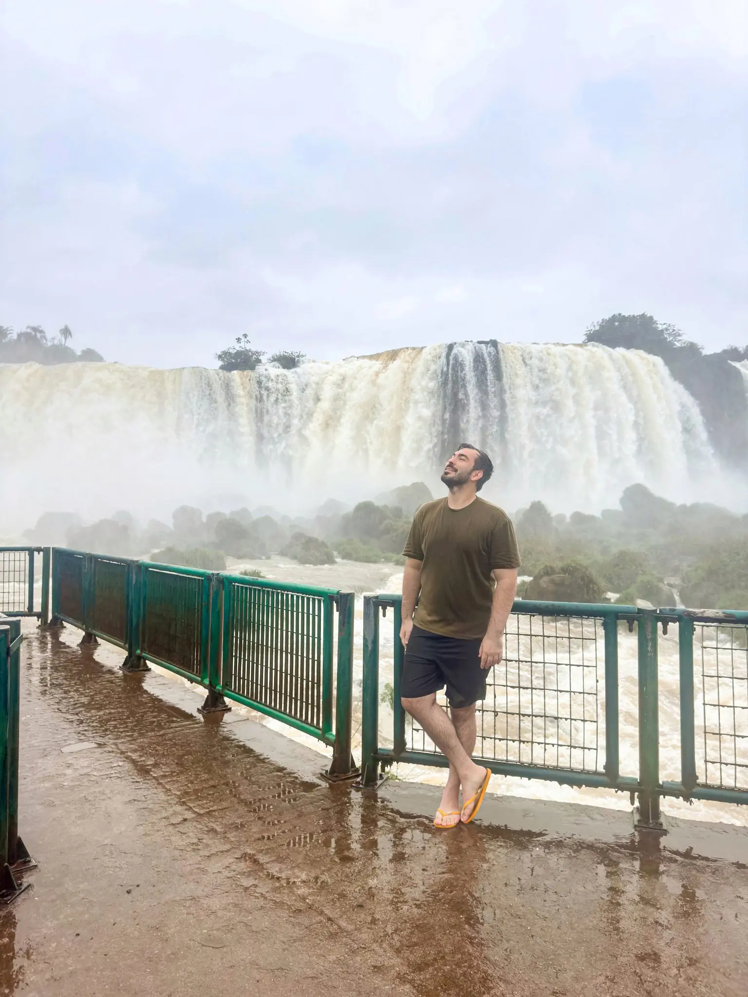 Alan Victor no Parque Nacional do Iguaçu, diante de um dos maiores espetáculos naturais do mundo - Crédito: divulgação 