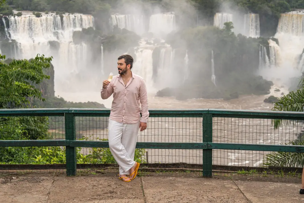 Alan Victor em visita às Cataratas do Iguaçu, um dos cartões-postais mais impressionantes do Brasil - Crédito: divulgação