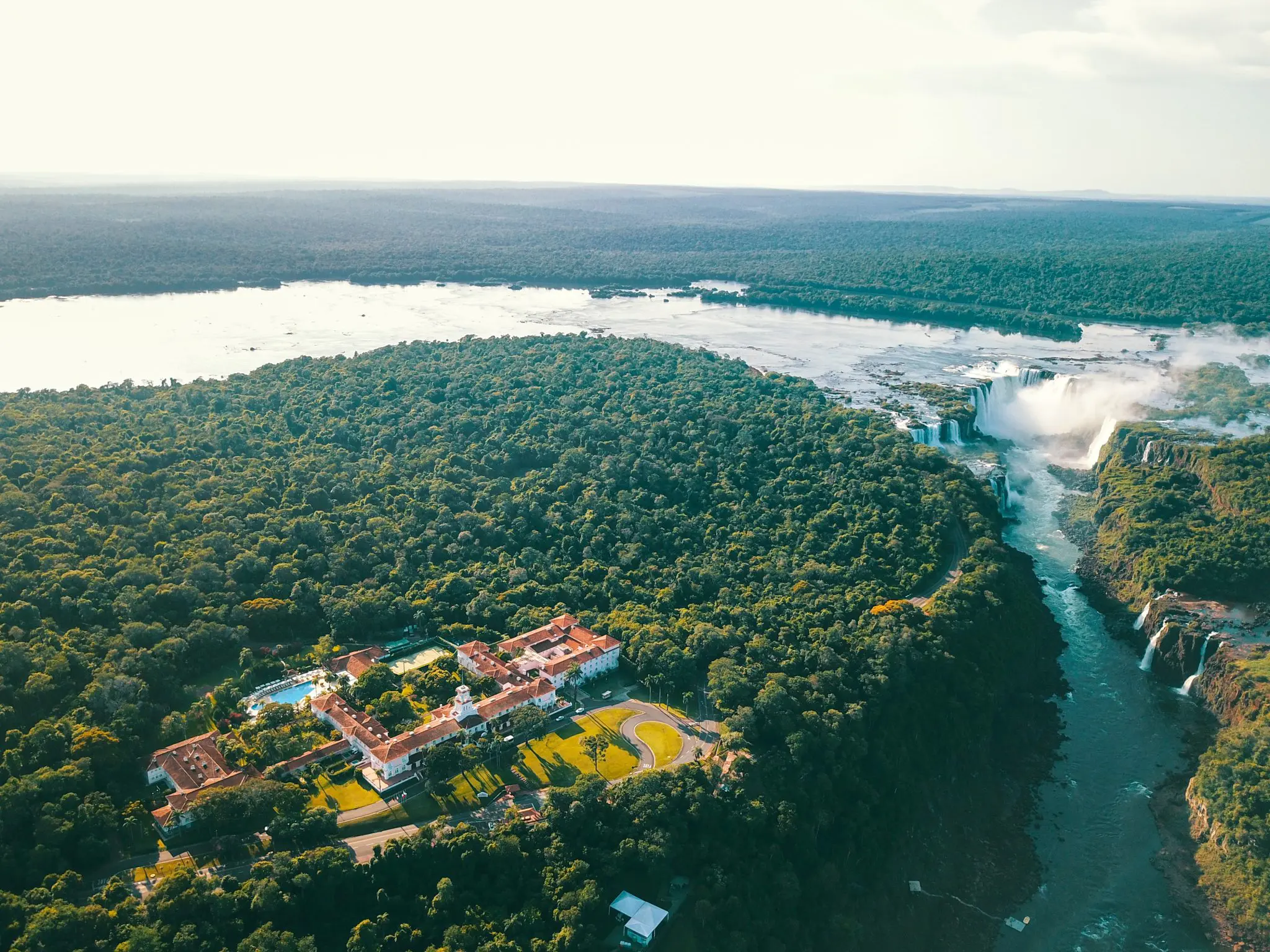 Vista aérea do Hotel das Cataratas, A Belmond Hotel, único dentro do Parque Nacional do Iguaçu. - Crédito: divulgação 